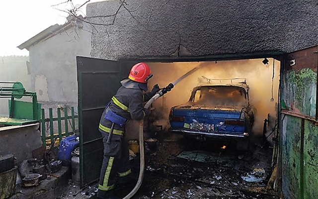На Почтовой сгорел гараж с автомобилем Фото № 1 На Почтовой сгорел гараж с автомобилем Фото № 1