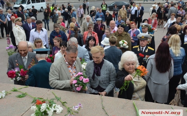 Жители Николаева возложили цветы к Стеле воинам-освободителям Фото № 9 Жители Николаева возложили цветы к Стеле воинам-освободителям Фото № 9
