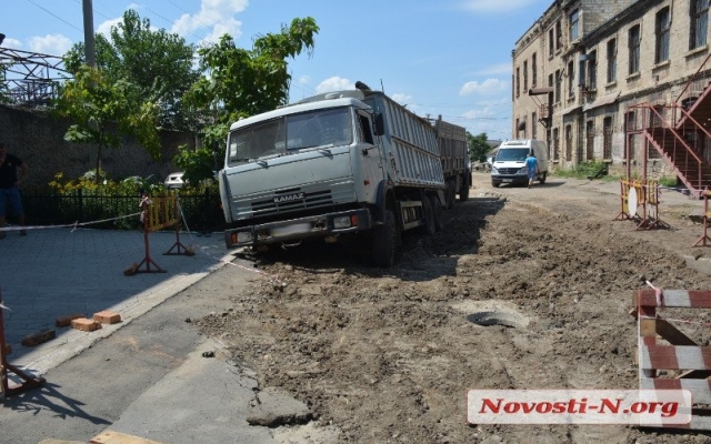 Грузовой автомобиль «КамАЗ» провалился в траншею ремонтируемого городского канализационного коллектора Фото № 4 Грузовой автомобиль «КамАЗ» провалился в траншею ремонтируемого городского канализационного коллектора Фото № 4