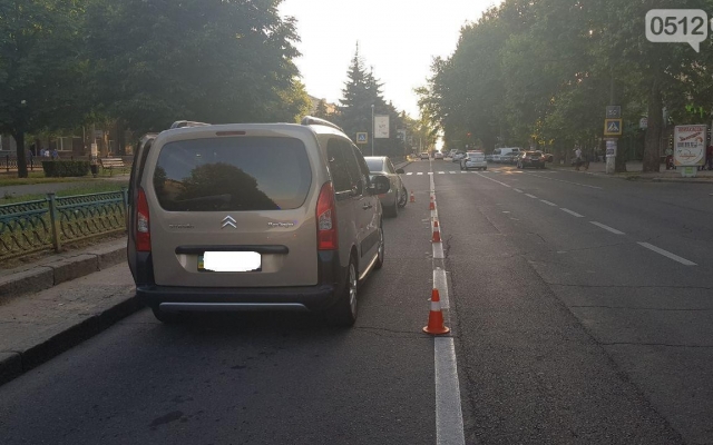 Перестраиваясь в другой ряд водитель автомобиля Citroën столкнулся с машиной Mazda Фото № 1 Перестраиваясь в другой ряд водитель автомобиля Citroën столкнулся с машиной Mazda Фото № 1