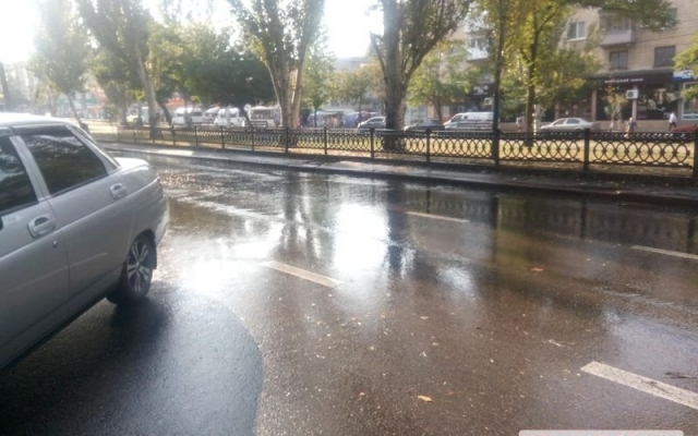 Аварийная ситуация: проезжая часть Центрального проспекта превращается в реку Фото № 2 Аварийная ситуация: проезжая часть Центрального проспекта превращается в реку Фото № 2