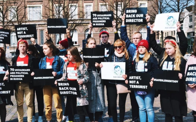 В Гааге николаевские студенты под зданием Парламента ЕС провели митинг в поддержку Олега Сенцова Фото № 0 В Гааге николаевские студенты под зданием Парламента ЕС провели митинг в поддержку Олега Сенцова Фото № 0