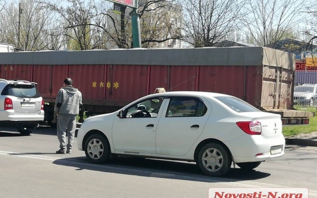 На Космонавтов автомобиль сбил 19-летнюю девушку Фото № 2 На Космонавтов автомобиль сбил 19-летнюю девушку Фото № 2