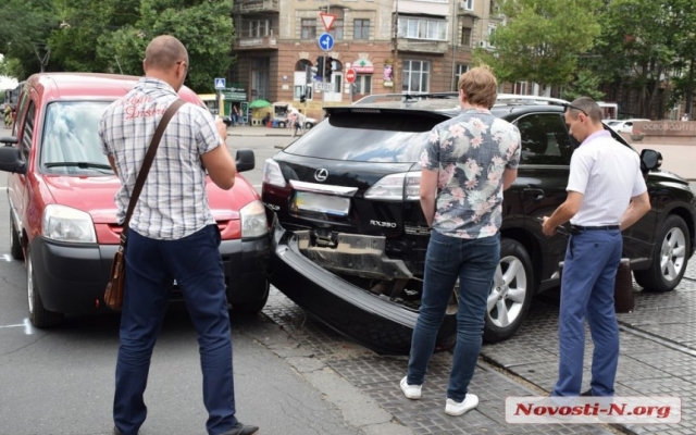 Огромная пробка в центре Николаева: столкнулись два автомобиля Фото № 8 Огромная пробка в центре Николаева: столкнулись два автомобиля Фото № 8
