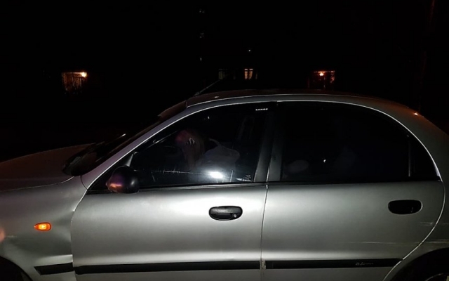 Пьяная женщина с ребенком в салоне врезалась в чужой автомобиль и сбежала с места аварии Фото № 3 Пьяная женщина с ребенком в салоне врезалась в чужой автомобиль и сбежала с места аварии Фото № 3