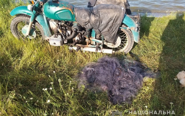 В Витовском районе задержали браконьера, который осуществлял незаконный лов рыбы, ущерб составил почти 40 тысяч гривен Фото № 2 В Витовском районе задержали браконьера, который осуществлял незаконный лов рыбы, ущерб составил почти 40 тысяч гривен Фото № 2