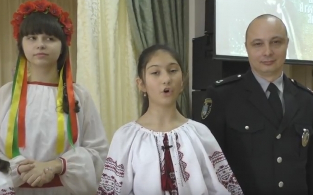 Николаевские полицейские и школьники присоединились к Всеукраинскому флешмобу «Кобзарь - сердце Украины» Фото № 3 Николаевские полицейские и школьники присоединились к Всеукраинскому флешмобу «Кобзарь - сердце Украины» Фото № 3