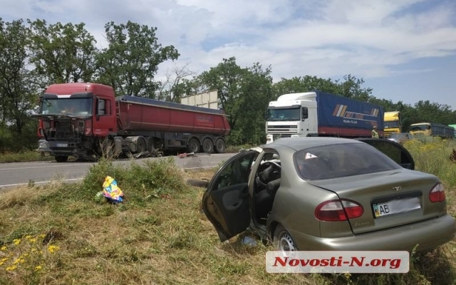 На объездной дороге жуткая авария: автомобиль врезался в зерновоз, пострадали три человека Фото № 10 На объездной дороге жуткая авария: автомобиль врезался в зерновоз, пострадали три человека Фото № 10