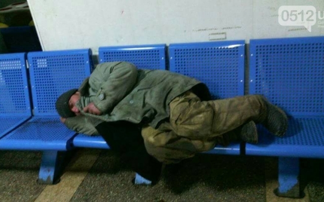 Бомжи постепенно превращают Николаевский автовокзал в свою ночлежку Фото № 0 Бомжи постепенно превращают Николаевский автовокзал в свою ночлежку Фото № 0