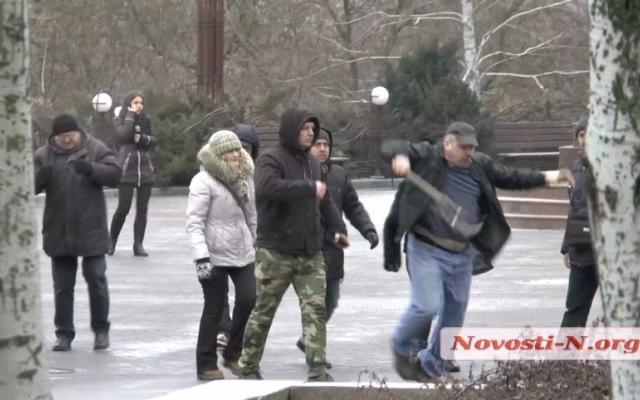 В Николаеве сторонники Михеила Саакашвили требуют отставки Президента Украины Петра Порошенко Фото № 3 В Николаеве сторонники Михеила Саакашвили требуют отставки Президента Украины Петра Порошенко Фото № 3