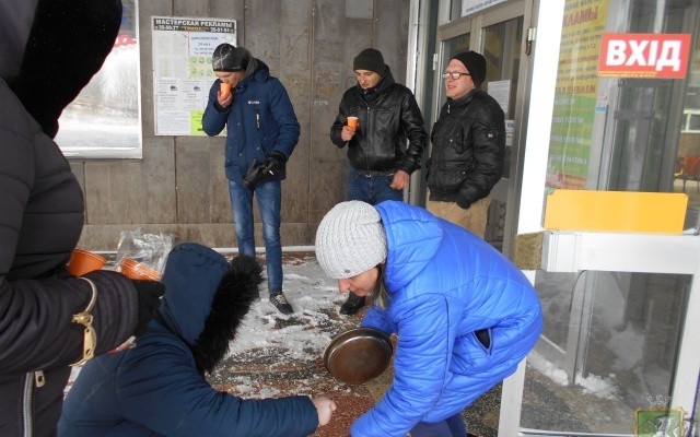 В Южноукраинске в условиях непогоды оказывают помощь незащищенным слоям населения Фото № 1 В Южноукраинске в условиях непогоды оказывают помощь незащищенным слоям населения Фото № 1