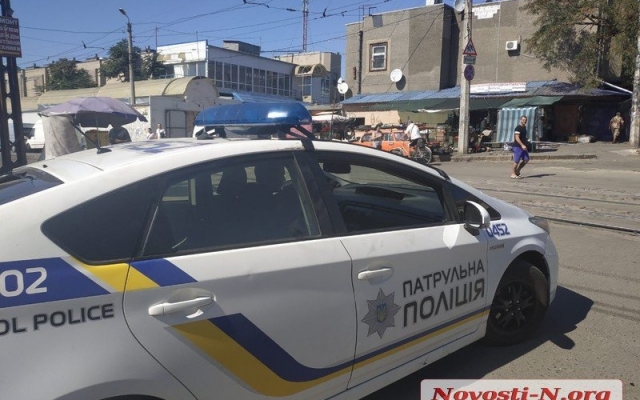Возле Центрального рынка неизвестные разбили стекло автомобиля патрульной полиции Фото № 1 Возле Центрального рынка неизвестные разбили стекло автомобиля патрульной полиции Фото № 1