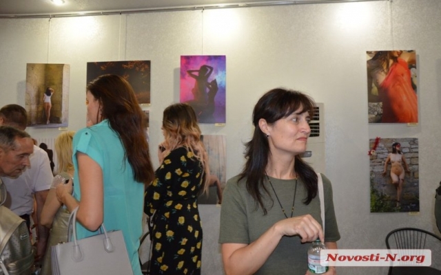 В кинотеатре «Родина» николаевские фотографы устроили провокацию в стиле «Ню» Фото № 1 В кинотеатре «Родина» николаевские фотографы устроили провокацию в стиле «Ню» Фото № 1