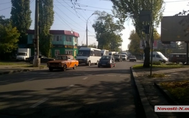 Столкновение троллейбуса и автомобиля создало пробку в районе Центрального проспекта Фото № 3 Столкновение троллейбуса и автомобиля создало пробку в районе Центрального проспекта Фото № 3