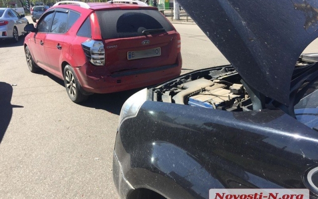 На Пушкинском кольце столкнулись два автомобиля, образовались пробки на дорогах Фото № 7 На Пушкинском кольце столкнулись два автомобиля, образовались пробки на дорогах Фото № 7