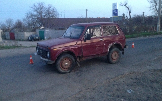 В микрорайоне Терновка произошла авария, один из автомобилей врезался в дерево Фото № 1 В микрорайоне Терновка произошла авария, один из автомобилей врезался в дерево Фото № 1