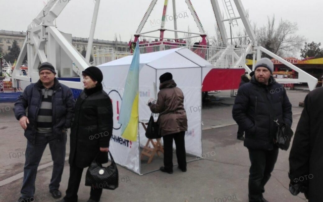 На Соборной площади митингуют сторонники депортированного из Украины Михеила Саакашвили и требуют отставки Петра Порошенко Фото № 2 На Соборной площади митингуют сторонники депортированного из Украины Михеила Саакашвили и требуют отставки Петра Порошенко Фото № 2