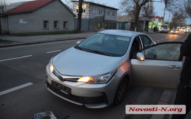 На Центральном проспекте из-за ямы столкнулись два автомобиля Фото № 0 На Центральном проспекте из-за ямы столкнулись два автомобиля Фото № 0