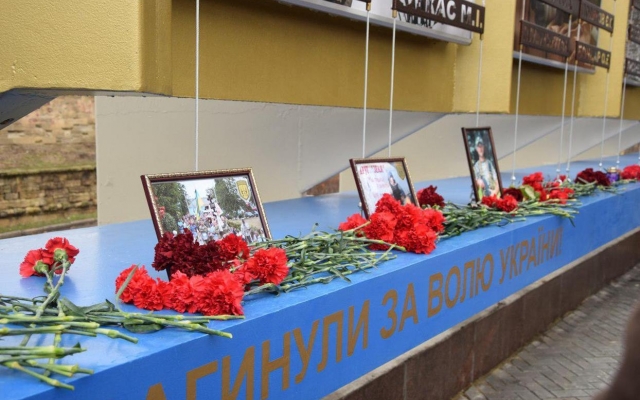 В День украинского добровольца жители Николаева почтили память борцов за независимость страны Фото № 6 В День украинского добровольца жители Николаева почтили память борцов за независимость страны Фото № 6