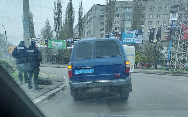На площади Победы у автомобиля спецроты полиции отвалилось колесо Фото № 0 На площади Победы у автомобиля спецроты полиции отвалилось колесо Фото № 0