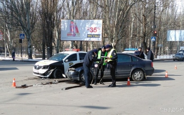 На проспекте Мира иномарка столкнулась с автомобилем службы охраны Фото № 3 На проспекте Мира иномарка столкнулась с автомобилем службы охраны Фото № 3
