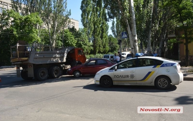 На Пушкинской самосвал врезался в иномарку, есть пострадавшие Фото № 4 На Пушкинской самосвал врезался в иномарку, есть пострадавшие Фото № 4
