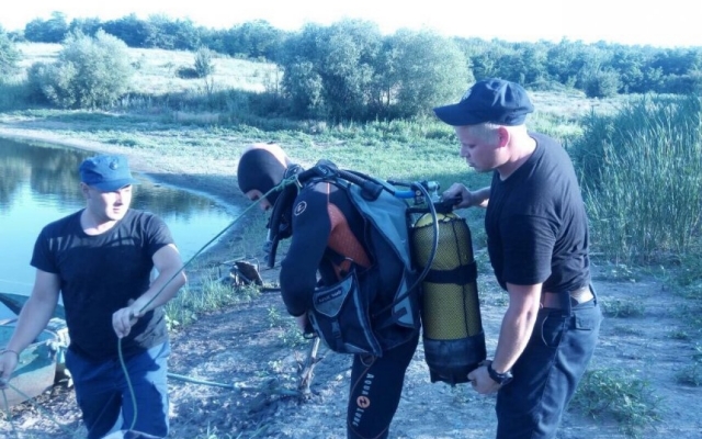 В Кривоозерском районе из пруда спасатели достали тело утопленника Фото № 3 В Кривоозерском районе из пруда спасатели достали тело утопленника Фото № 3