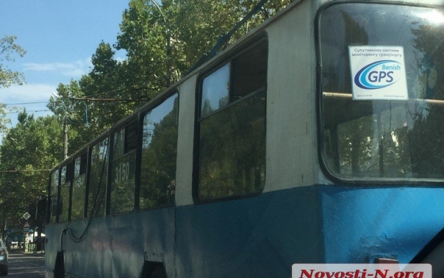 На Центральном проспекте оборвались провода контактной сети, образовалась автопробка Фото № 3 На Центральном проспекте оборвались провода контактной сети, образовалась автопробка Фото № 3