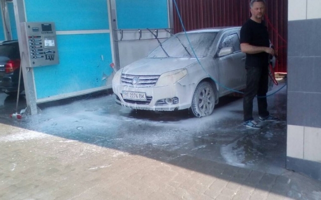 В Заводском районе автомойка выливала грязную воду прямо на проезжую часть Фото № 1 В Заводском районе автомойка выливала грязную воду прямо на проезжую часть Фото № 1