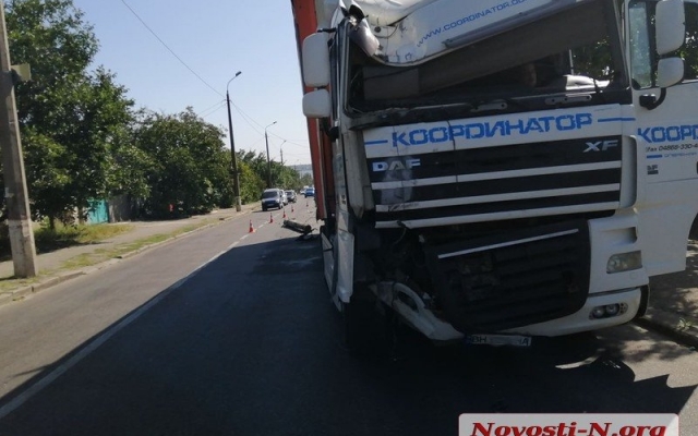 В Николаеве на Одесском шоссе грузовик врезался в столб линии электропередач Фото № 12 В Николаеве на Одесском шоссе грузовик врезался в столб линии электропередач Фото № 12