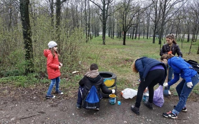 В Ингульской районе юные николаевцы вместе в учителями убрали от мусора лесопарк Фото № 5 В Ингульской районе юные николаевцы вместе в учителями убрали от мусора лесопарк Фото № 5