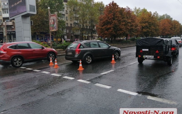 На Центральном проспекте на пешеходном переходе автомобиль сбил парня Фото № 2 На Центральном проспекте на пешеходном переходе автомобиль сбил парня Фото № 2