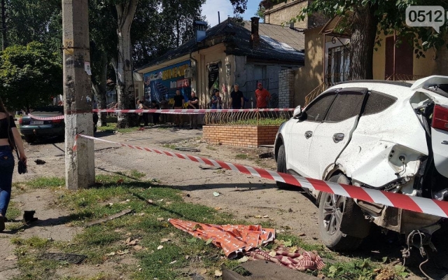 Жуткая авария на Пушкинской: автомобиль вылетела на женщину с ребенком, иномарка врезалась в дерево Фото № 1 Жуткая авария на Пушкинской: автомобиль вылетела на женщину с ребенком, иномарка врезалась в дерево Фото № 1