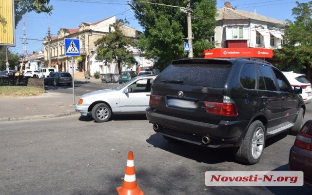 На Центральном проспекте водители не поделили дорогу и устроили разборку Фото № 0 На Центральном проспекте водители не поделили дорогу и устроили разборку Фото № 0