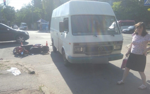 На Богоявленском проспекте микроавтобус сбил мопед, пострадавшего доставили в больницу Фото № 2 На Богоявленском проспекте микроавтобус сбил мопед, пострадавшего доставили в больницу Фото № 2