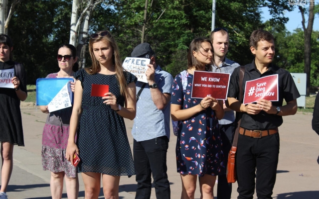 На Соборной площади прошла акция в поддержку украинского режиссера Олега Сенцова, участники объявили однодневную голодовку Фото № 7 На Соборной площади прошла акция в поддержку украинского режиссера Олега Сенцова, участники объявили однодневную голодовку Фото № 7