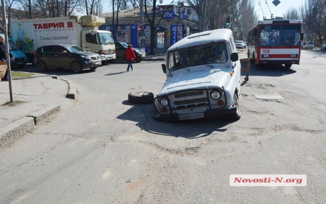 На Пушкинской автомобиль «УАЗ-3151» провалился в яму Фото № 0 На Пушкинской автомобиль «УАЗ-3151» провалился в яму Фото № 0