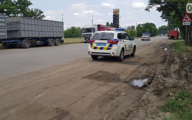 Авария при въезде в Николаев: мотоцикл «влетел» в припаркованный «КамАЗ», есть пострадавшие Фото № 2 Авария при въезде в Николаев: мотоцикл «влетел» в припаркованный «КамАЗ», есть пострадавшие Фото № 2