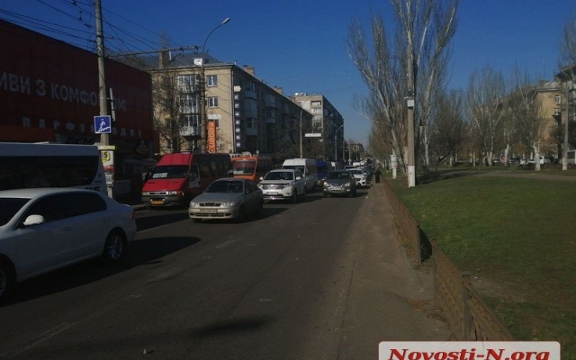 В районе Центрального рынка авария с участием трех машин, образовалась автопробка Фото № 5 В районе Центрального рынка авария с участием трех машин, образовалась автопробка Фото № 5