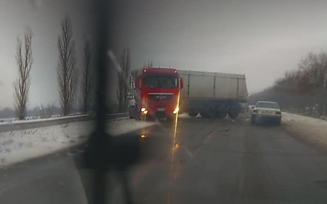 На автотрассах Николаевской области сильный гололед, скользкая дорога и уже несколько серьезных аварий Фото № 5 На автотрассах Николаевской области сильный гололед, скользкая дорога и уже несколько серьезных аварий Фото № 5