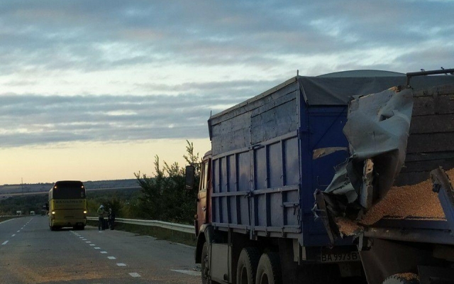 В Кривоозерском районе на трассе столкнулись рейсовый автобус международного сообщения и грузовик, погиб один человек Фото № 2 В Кривоозерском районе на трассе столкнулись рейсовый автобус международного сообщения и грузовик, погиб один человек Фото № 2
