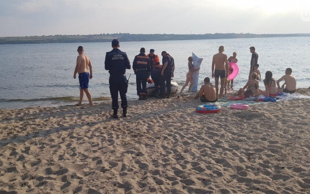 На пляже Намыв две девушки решили поплавать на пляже и рассчитали свои силы Фото № 1 На пляже Намыв две девушки решили поплавать на пляже и рассчитали свои силы Фото № 1
