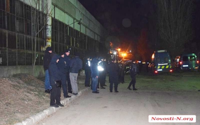 В Николаеве обыски в фирме «Конкорд-пласт»: неизвестная группа молодых людей в черной униформе избила сотрудников частной охраны Фото № 5 В Николаеве обыски в фирме «Конкорд-пласт»: неизвестная группа молодых людей в черной униформе избила сотрудников частной охраны Фото № 5