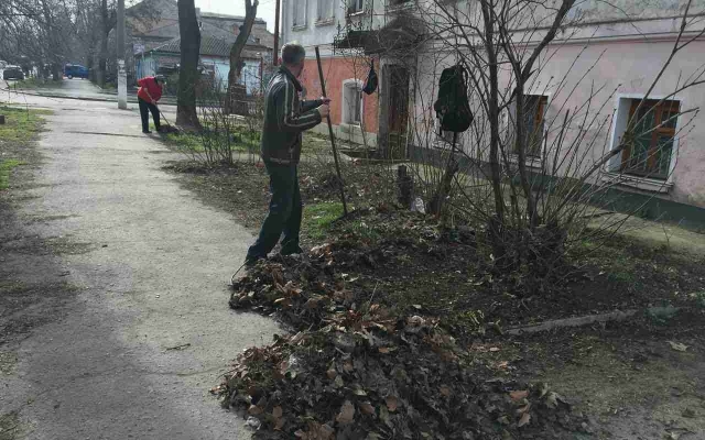 В Центральном районе продолжают убирать улицы от мусор и очищают от грязи прибордюрную часть проезжей части Фото № 2 В Центральном районе продолжают убирать улицы от мусор и очищают от грязи прибордюрную часть проезжей части Фото № 2