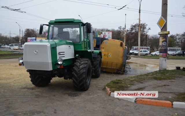 В Николаеве перевернулась фура, за рулем которой был пьяный водитель Фото № 3 В Николаеве перевернулась фура, за рулем которой был пьяный водитель Фото № 3