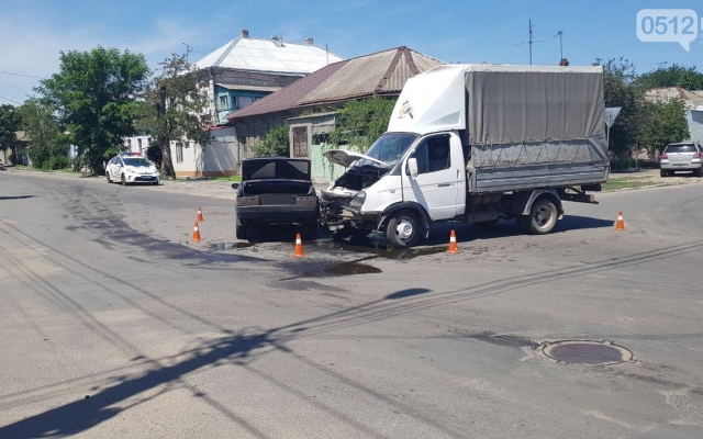 На Даля не смогли поделить перекресток «ВАЗ 21099» и «Газель», оба водителя госпитализированы в больницу Фото № 4 На Даля не смогли поделить перекресток «ВАЗ 21099» и «Газель», оба водителя госпитализированы в больницу Фото № 4