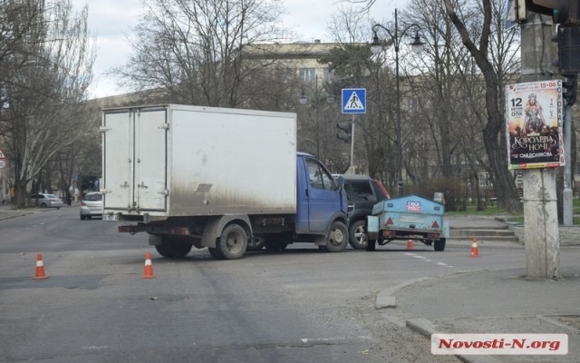 В центре Николаева кроссовер не поделил перекресток с грузовым фургоном Фото № 1 В центре Николаева кроссовер не поделил перекресток с грузовым фургоном Фото № 1