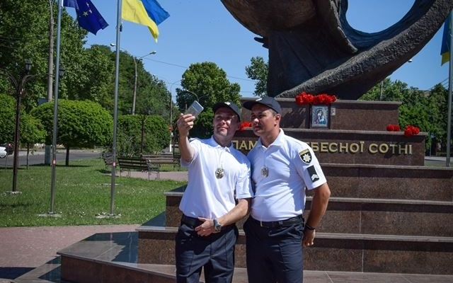 Возле Памятника Героям Небесной Сотни новоиспеченные полицейские присягнули на верность украинскому народу Фото № 17 Возле Памятника Героям Небесной Сотни новоиспеченные полицейские присягнули на верность украинскому народу Фото № 17