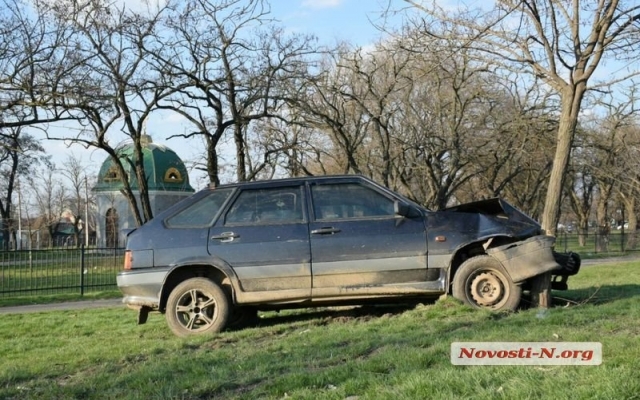 Автомобиль вылетел на встречную полосу и врезался в придорожное дерево Фото № 3 Автомобиль вылетел на встречную полосу и врезался в придорожное дерево Фото № 3