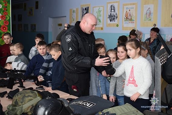 Ученики Веснянской школы провели один день с полицейскими и познакомились с их работой Фото № 0 Ученики Веснянской школы провели один день с полицейскими и познакомились с их работой Фото № 0